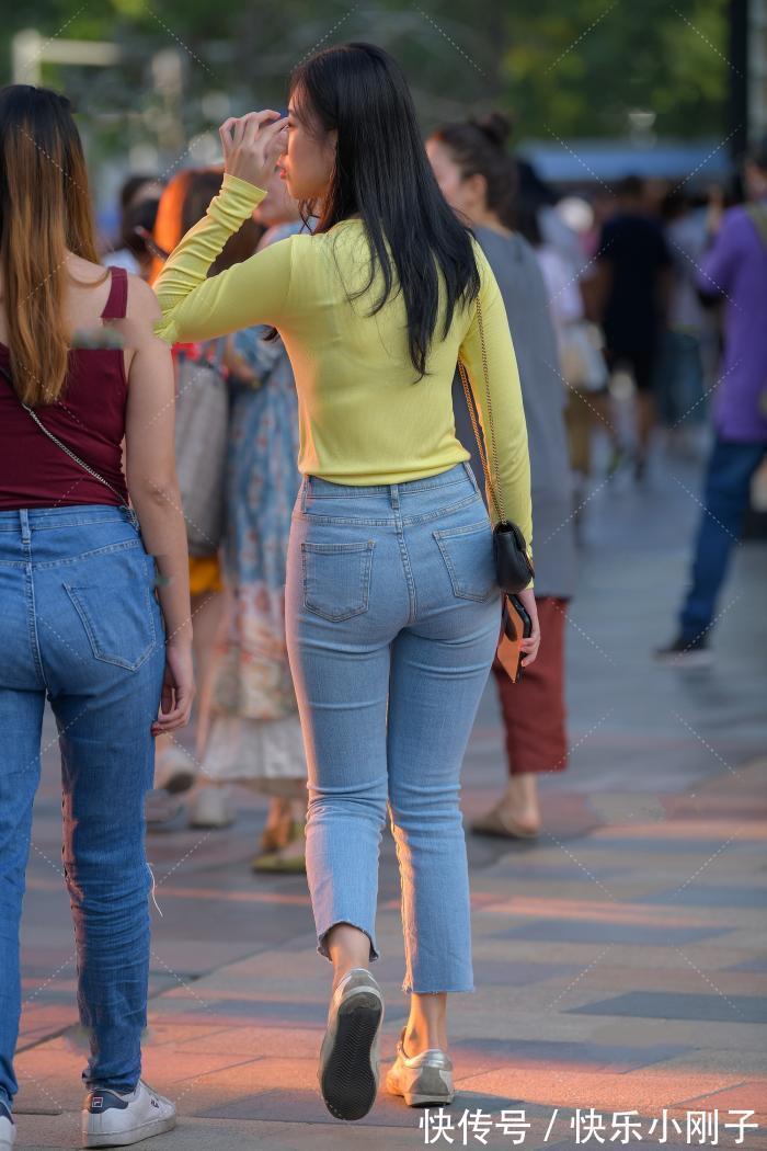 搭配|简单的单品也有魅力,修身打底搭配牛仔裤,穿出性感时尚