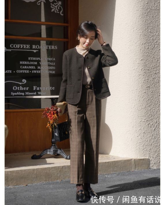 女人 女人到了中年,都该拥有一件“小香风外套”,搭裙子裤子都显气质