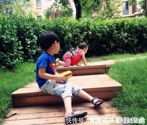 抱娃|俩男孩交流带娃经验,抱娃动作非常娴熟,像极了公园遛娃的大娘