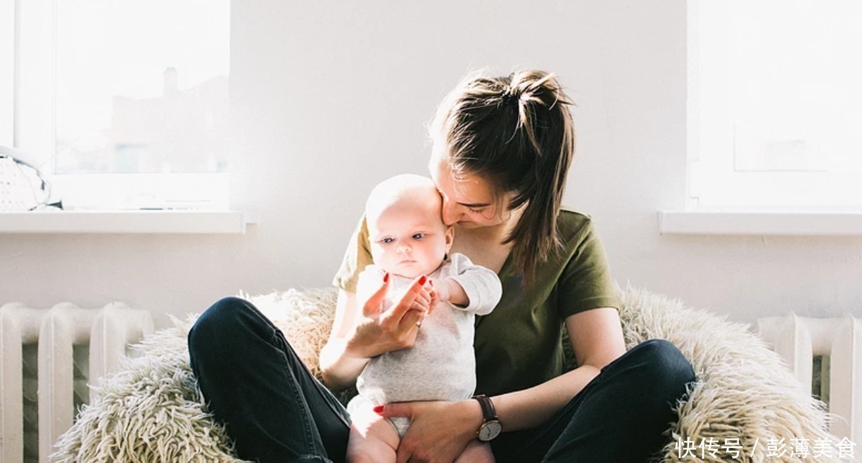 新生儿的皮肤特别娇嫩，父母帮孩子洗澡时，要保护好新生儿的皮肤