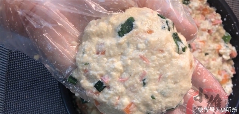 香煎豆腐饼|豆腐别只会炒着吃,加一个鸡蛋搅拌碎,吃一次就念念不忘