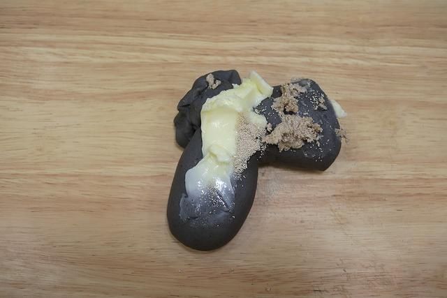 面团|黑芝麻肠仔包，早餐吃2个有底气，无需手套膜，简单又省事