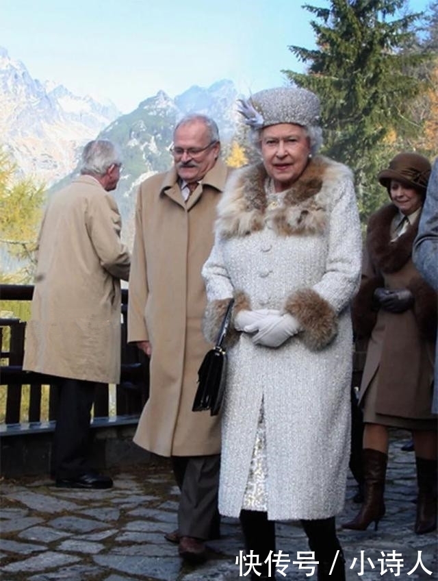 搭配|92岁英国女王告别“光腿”造型,穿长筒靴搭配大衣,时髦又保暖