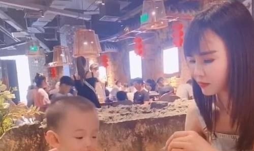 外孙|最美外婆产房外走红,风头盖过婴儿,外婆:看我不如看我外孙