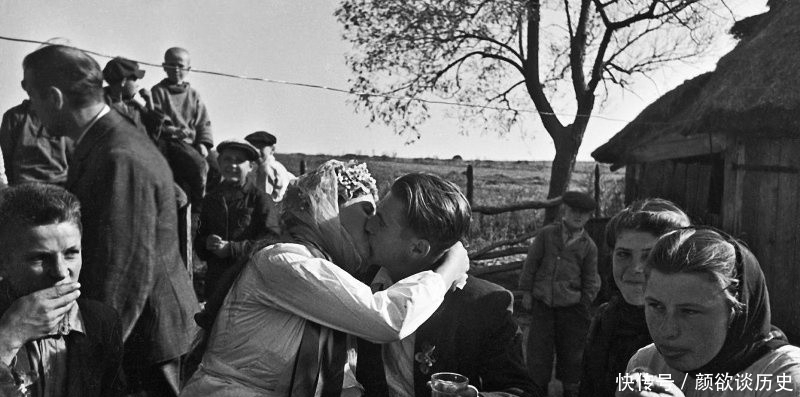 豪华|苏联婚姻百年影像史:一开始登记住木头房,后来整上豪华车队