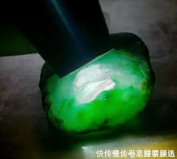 小哥花800买了一块不起眼的翡翠小料子,一刀下去后商家哭了