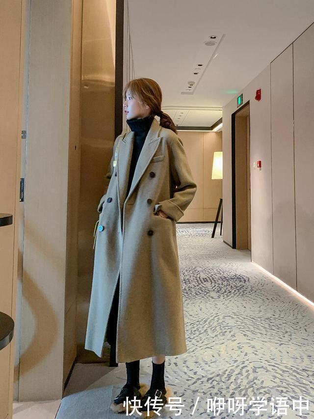 初冬不要随便穿大衣，今年流行“大衣+高领”，好温暖时髦！