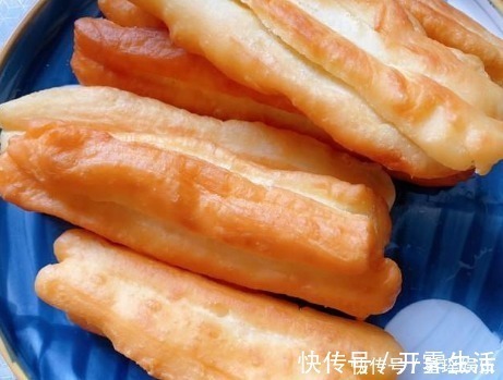 黄油|炸油条时,别加酵母和黄油了,早餐店老板:教你一招,金黄香酥脆
