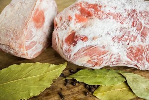 水泡|解冻猪肉，不要直接用水泡，教你一招，10分钟快速解冻，新鲜如初