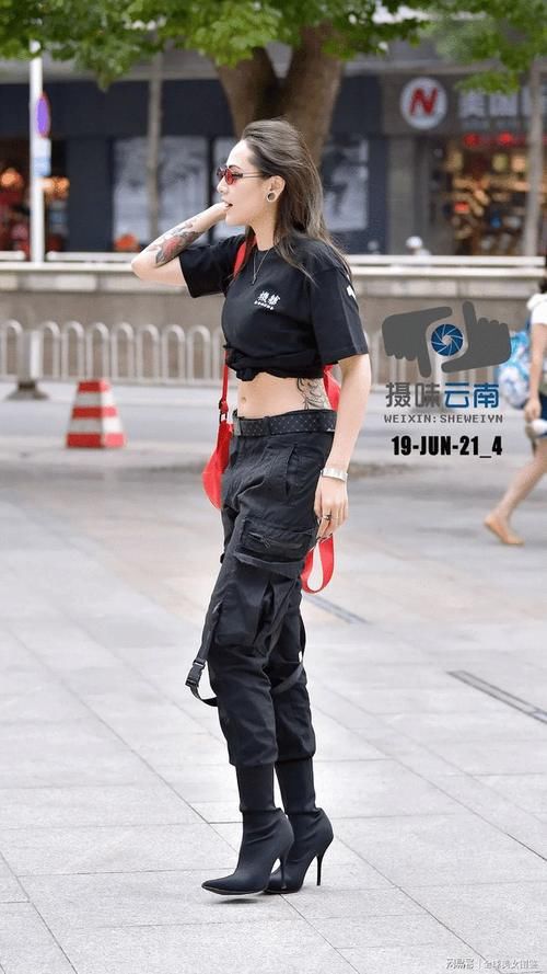 软妹子|露脐T恤搭配机车裤，凸显美女凹凸有致好身材！