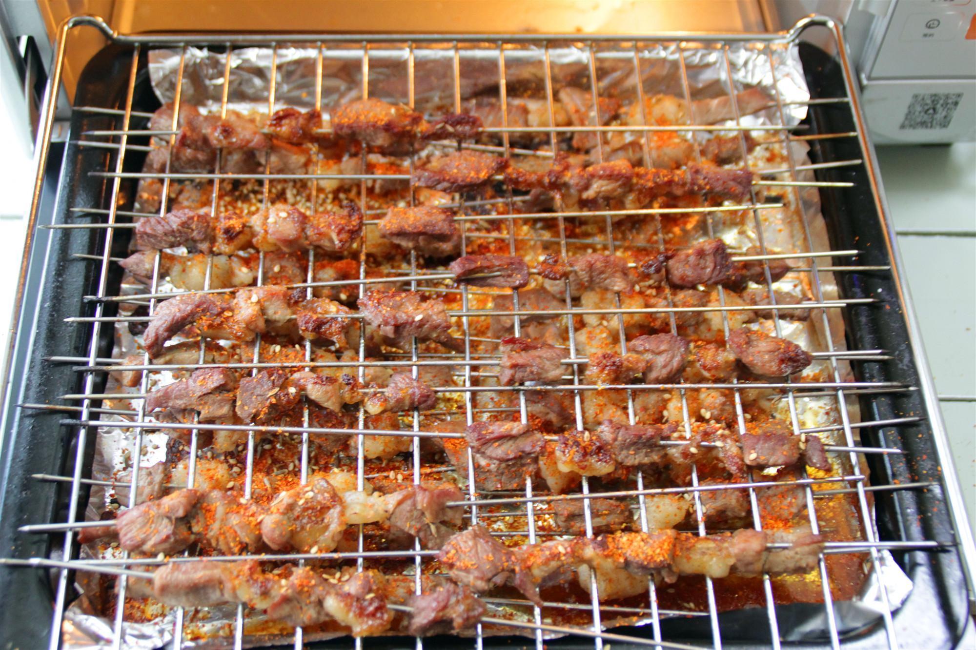 羊肉和孜然是绝配，教你在家烤羊肉大串，味道和烧烤店的一样好吃