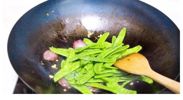 美味|荷兰豆炒腊肠,聚会家宴素菜之一,美味又营养。