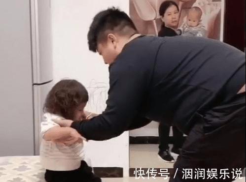 洗脚|“不省心奶爸”使唤娃洗脚火了,曾经是个王者,后来奶奶来了