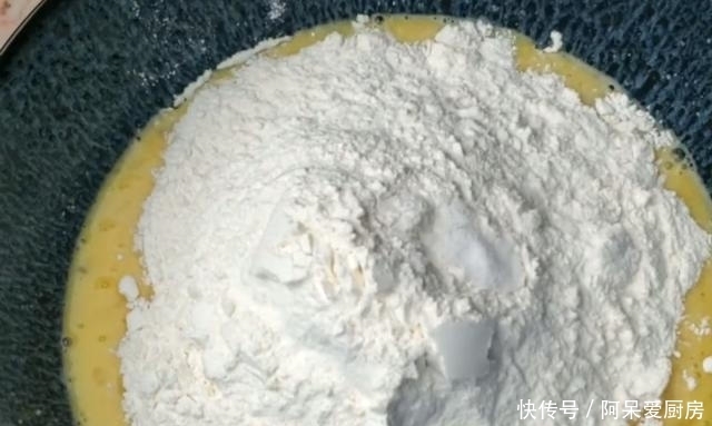 家里有苹果可以这样做,加一碗面粉,不烤不油炸,柔软拉丝,好吃