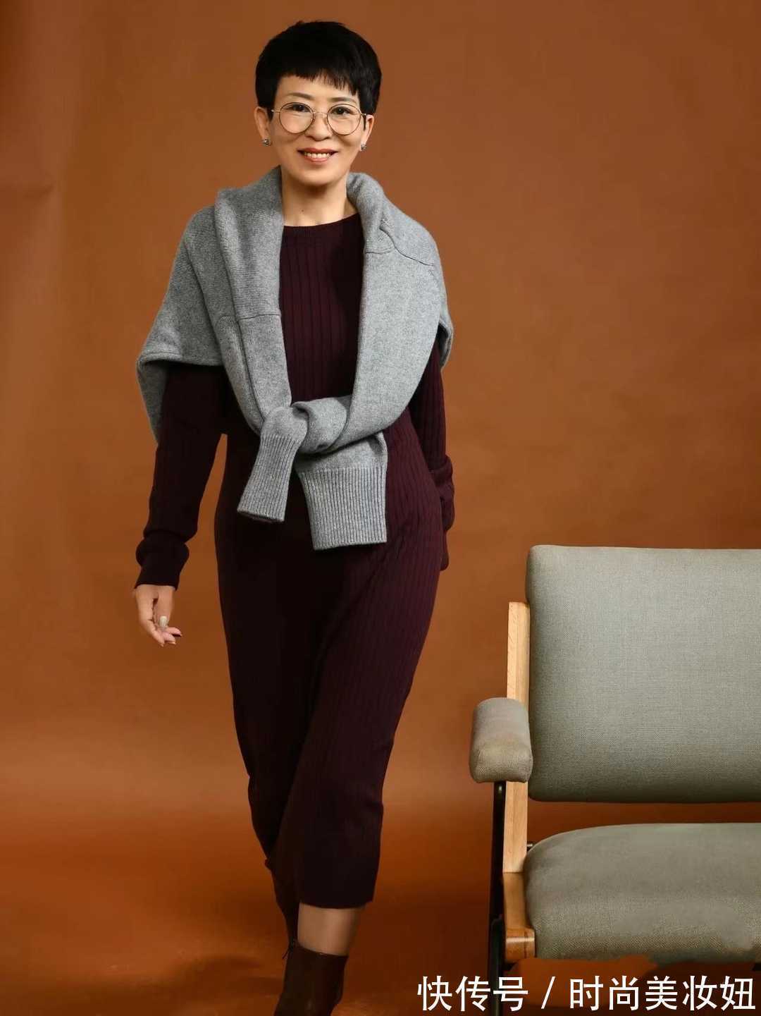 穿搭|40、50岁的女人,建议多穿灰色衣服,简洁高级又能提升气质