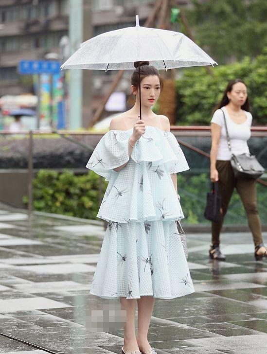 牛仔热裤 小姐姐搭配牛仔热裤,活力十足又很有少女感