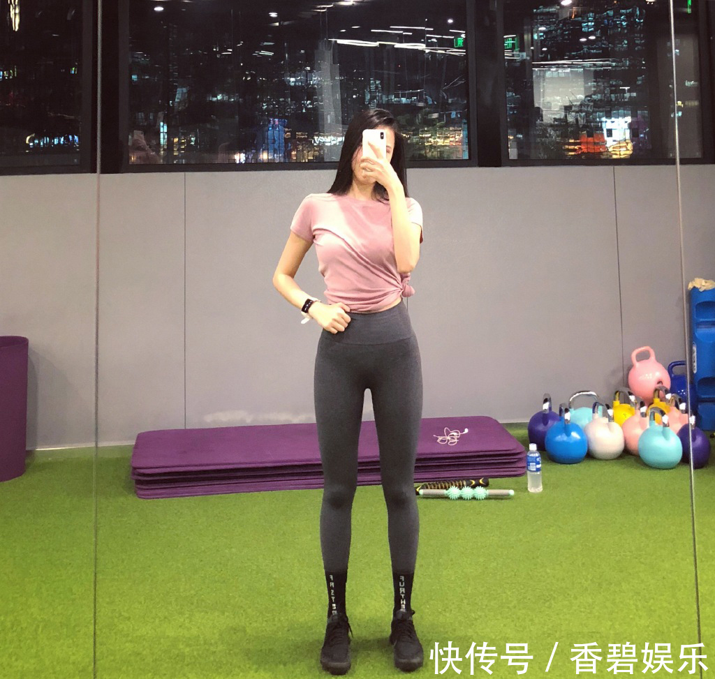 搭配 紧身打底裤小姐姐的搭配气质出众，穿着时尚舒适
