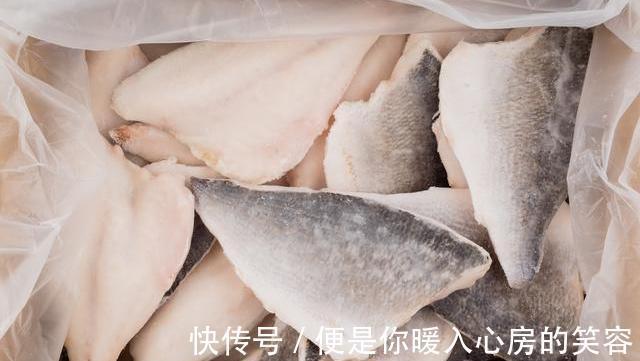 解冻鱼的时候，千万别泡水，酒店员工教你一招，跟活鱼一样新鲜