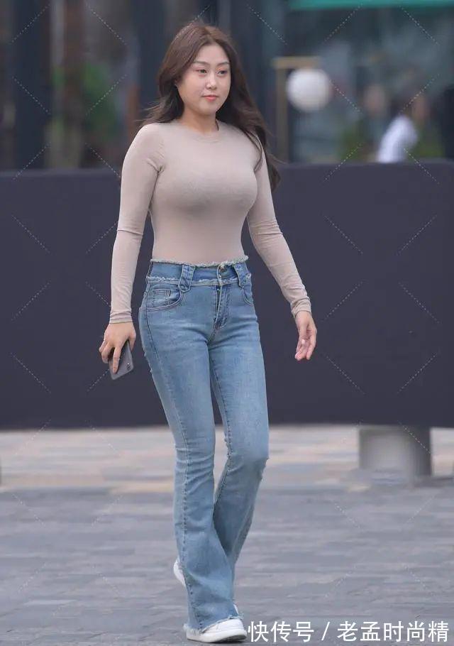 破洞牛仔裤 肉色网纱长袖上衣搭配蓝色牛仔阔腿裤,穿出潇洒,很有女人味