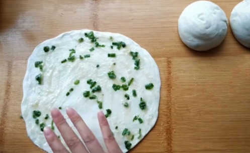 家常葱油饼这样做最好吃，掌握这2个秘诀，柔软多层，凉了也不硬