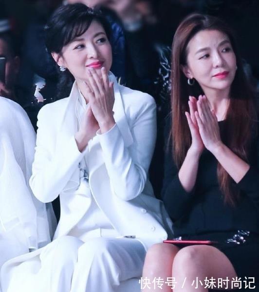 西装套装 周涛白色西装套装现身活动,时髦优雅气质出众,主持人气场就是强