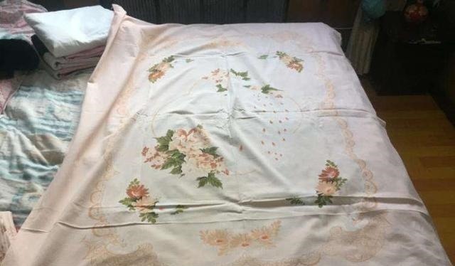 家里这种床单可不要扔了,比古董还要值钱,聪明人一早就知道了