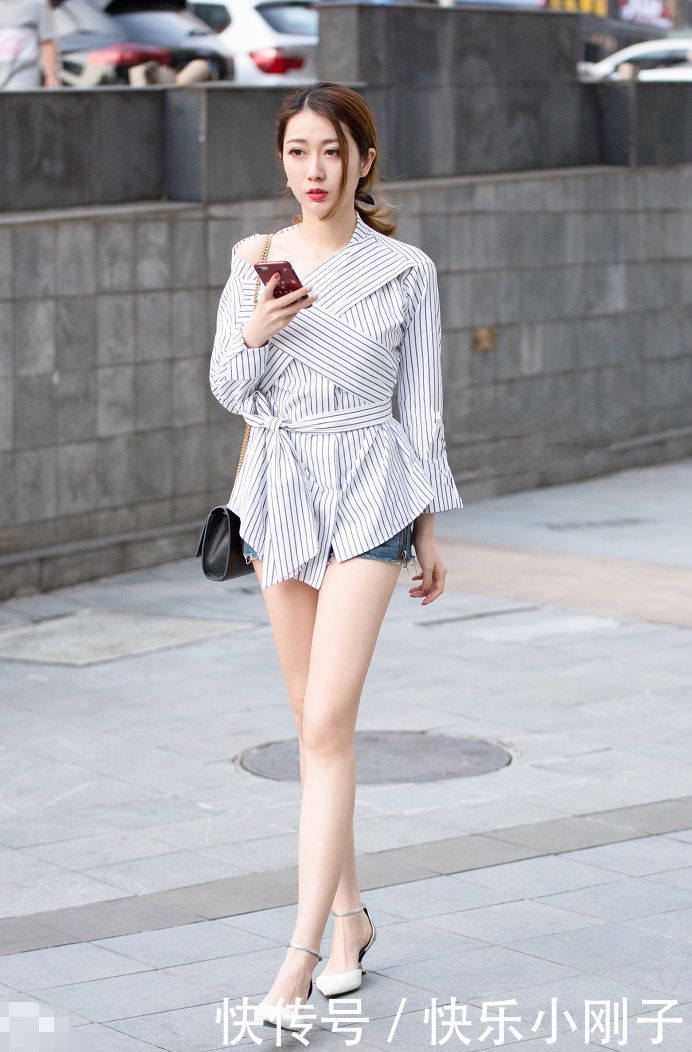 风韵|小姐姐爱穿清凉短裤,秀出白皙笔直迷人长腿,尽显女人柔美风韵
