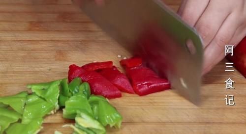 红椒|茄子加土豆一起做，实在太好吃了，出锅比肉还香，天天吃都不腻