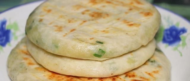  比买|教你做家常葱花饼，不用油酥，个个美味又起层，比买的都好吃