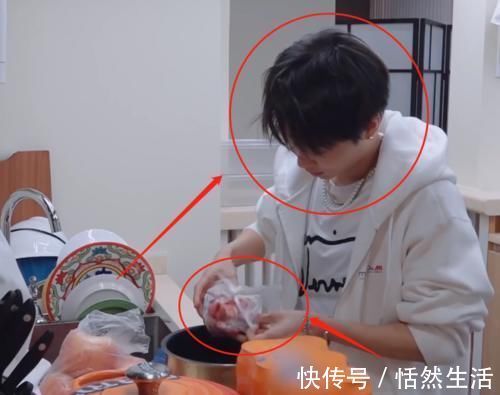 做飯|本以為劉雨昕的糖醋排骨夠黑暗了，看到周揚青煎的香腸，災難現場！