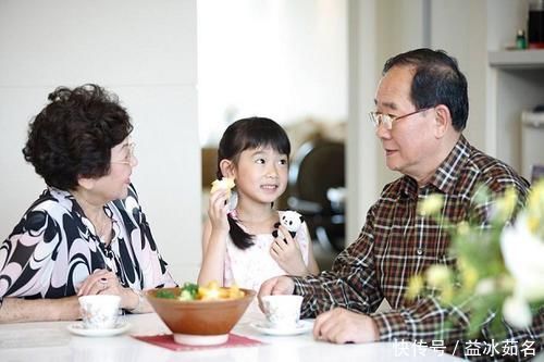 奶奶|奶奶给夹菜，孩子却嫌“脏”不愿再吃了，妈妈的做法被网友点赞！