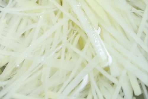 土豆丝|凉拌土豆丝，不要直接焯水，少了一步，难怪土豆丝不爽脆，不入味