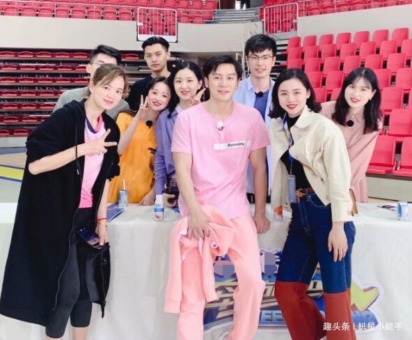 干得漂亮|baby携众星进高校受学生热捧,他进高校录节目被保安轰走