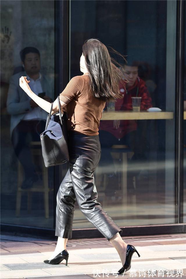 西裤 不是所有的皮裤都是紧身的，这款西裤风格的皮裤搭配，就很美