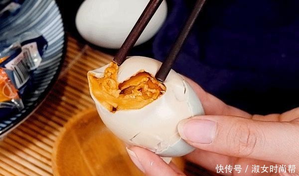  央视又“曝光”的海鸭蛋，为什么一戳就流“油”，你知道吗