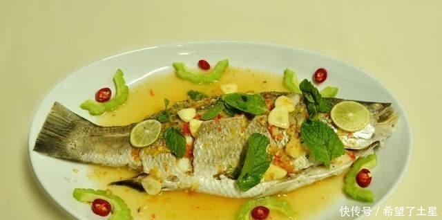 换成|做清蒸鱼时,把料酒换成这味料,肉嫩无腥味,鲜上加鲜味道好