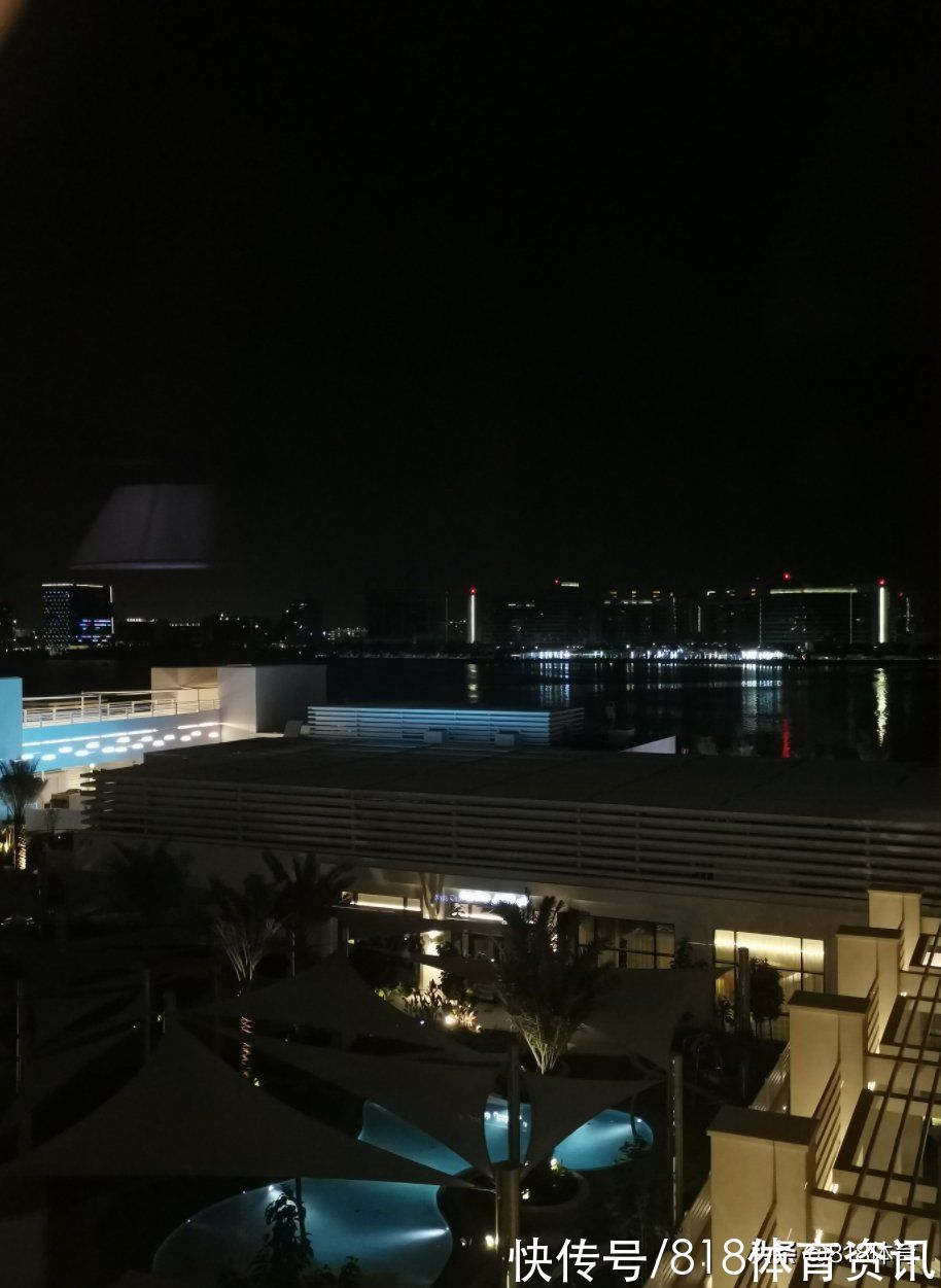 短池|小鳥依人!全紅嬋隨游泳隊抵達阿聯(lián)酋,排隊入境像小可愛闖入巨人國