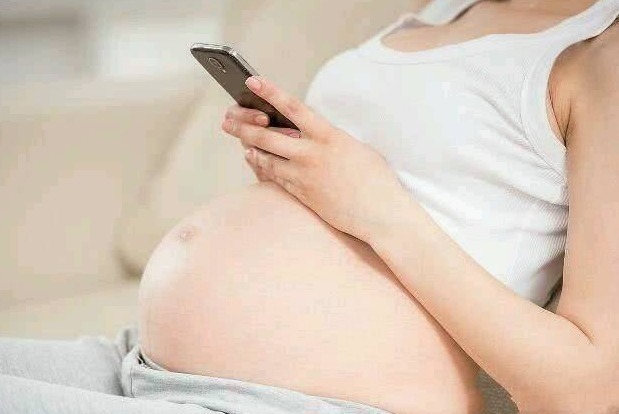 视力|怀孕时经常玩手机，产生的影响比辐射大，对孕妈和胎宝都不利