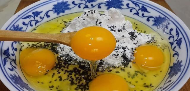 我家面粉就爱这样做,加4个鸡蛋,做法比麻花简单,比油条都好吃