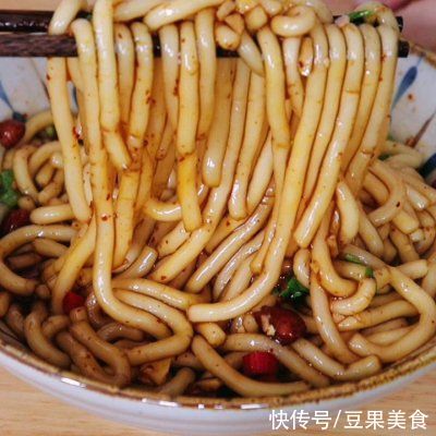 快手|#巨下饭的家常菜#旺强做了酸辣土豆粉，酸辣爽口简单快手