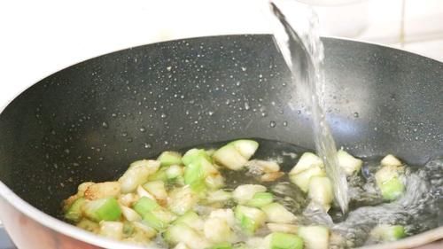 做疙瘩汤用水和面就错了,换成它,疙瘩又小又匀还劲道,吃不够