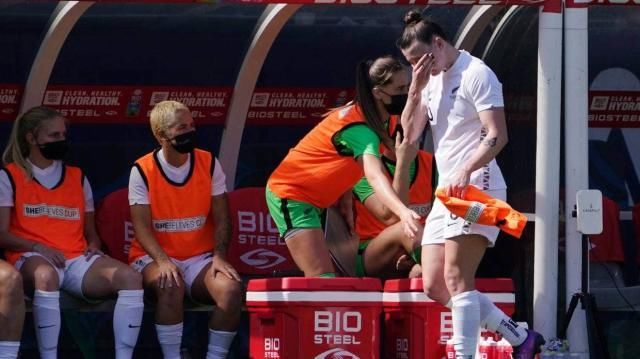 女足|新西兰女足队员上演乌龙戴帽 电视剧都不敢这么演