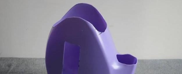 在洗衣液瓶上剪两刀,就成了一个“收纳盒”,放在卫生间,贼实用