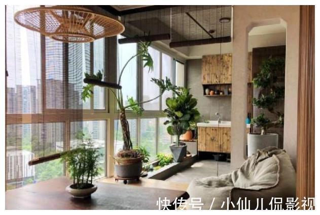 阳台|阳台进行一个小改动，秒变“休闲小花园”，有鱼有花，好看极了