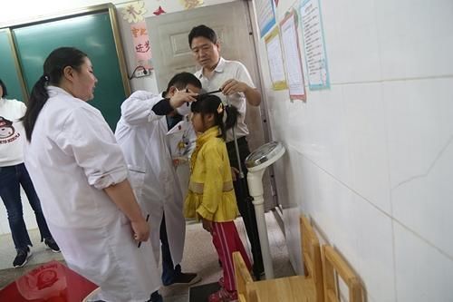 女孩|7岁女孩身高出现停滞，原因却是奶奶做的早餐，医生引以为戒