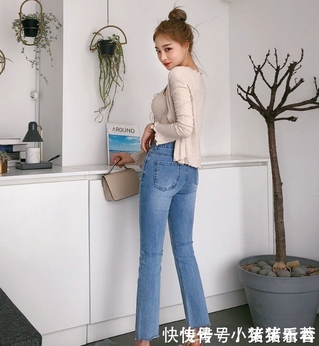 街拍美女清爽迷人的紧身牛仔裤小姐姐,突显身材与气质