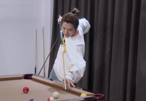 鹿晗带关晓彤录《五哈》，沙发上睡觉动作就是证据，嘉宾全程吃狗粮