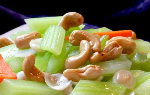 芹菜和此物一起炒，肠胃干净了，视力清晰了，不想一脸皱纹可试试