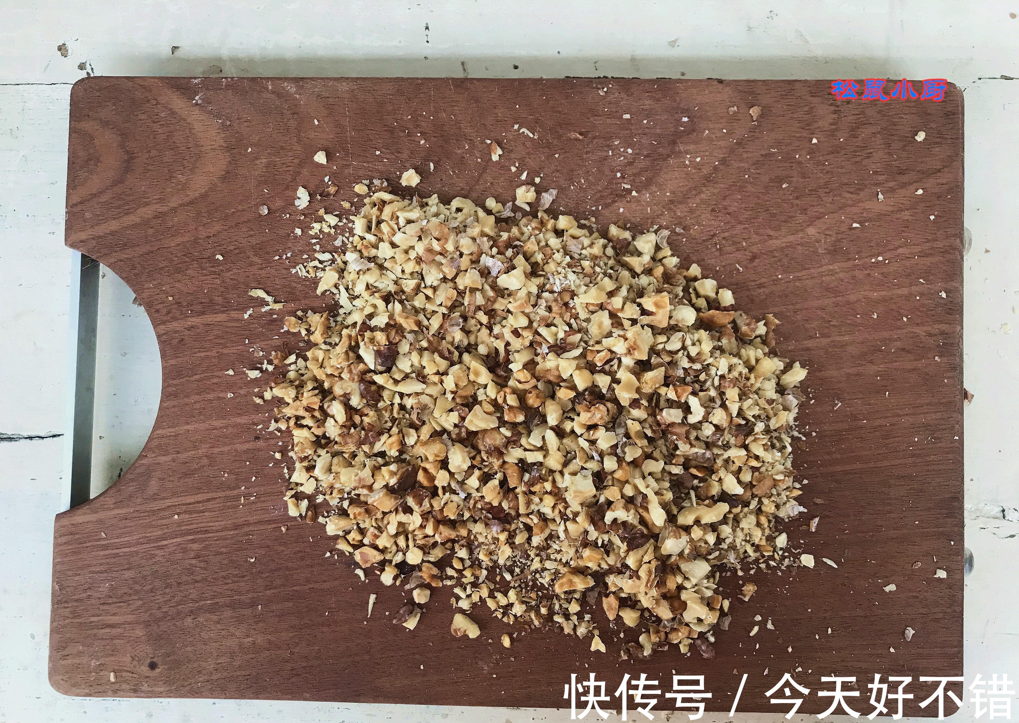 2碗面粉半碗玉米面做核桃酥,一碰就掉渣,一咬满口酥,真香!