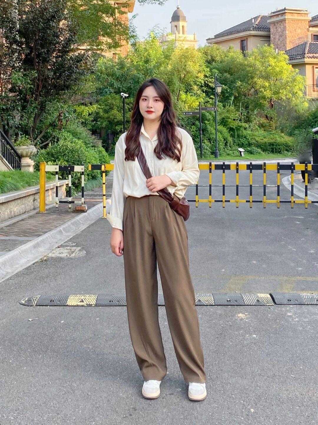 休闲|普通女孩该怎么穿才洋气?白色西服搭配百褶裙干练精致,优雅大气